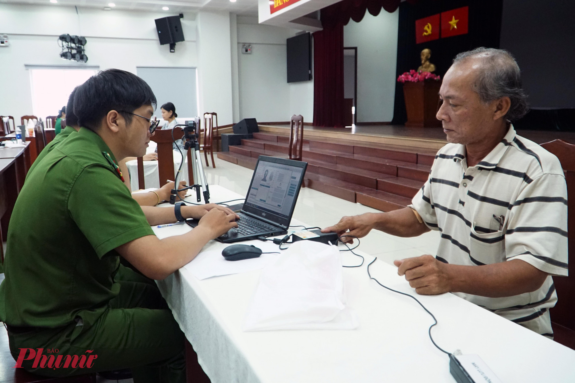 Cơ quan chức năng thực hiện các thủ tục để lấy mẫu ADN - Ảnh: Vũ Quyền