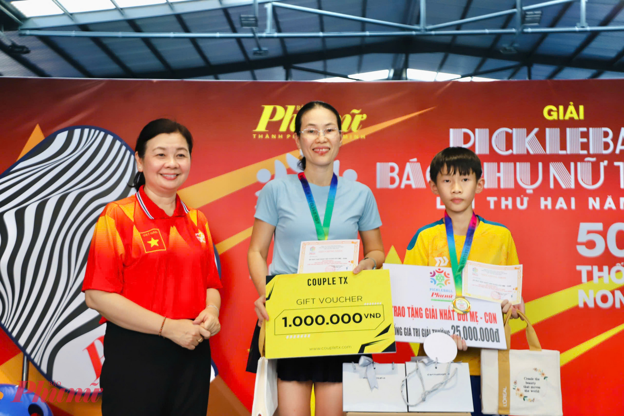 Chị Mai Hương Giang và bé Đức Nghiêm giành được giải nhất tại nội dung Mẹ - con