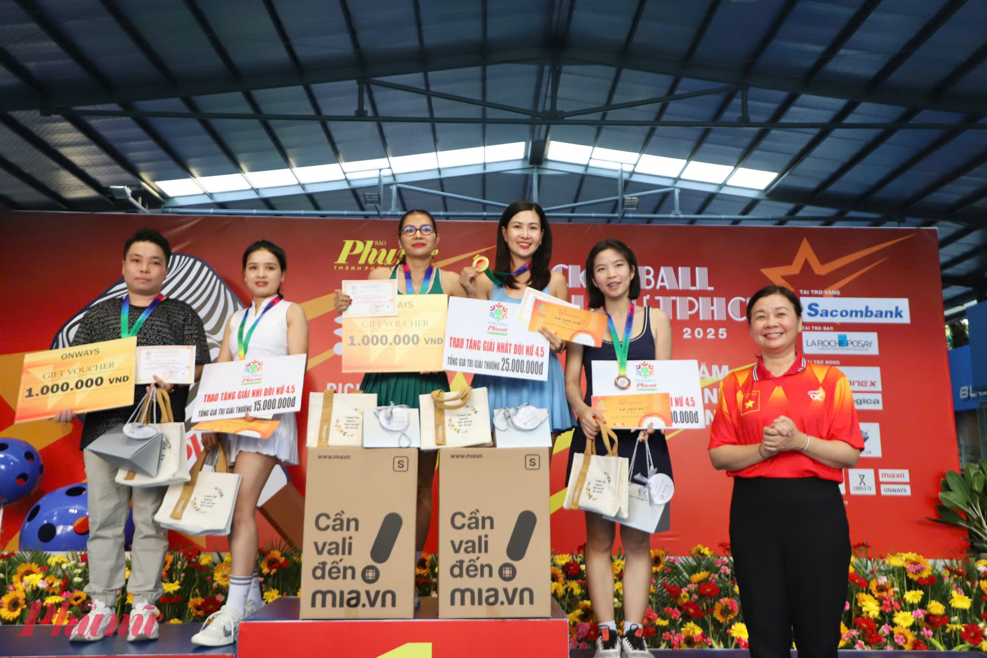 Bà Lý Việt Trung - Tổng Biên tập Báo Phụ nữ TPHCM trao giải nhất, nhì, ba cho các VĐV nội dung Đôi nữ 4.5