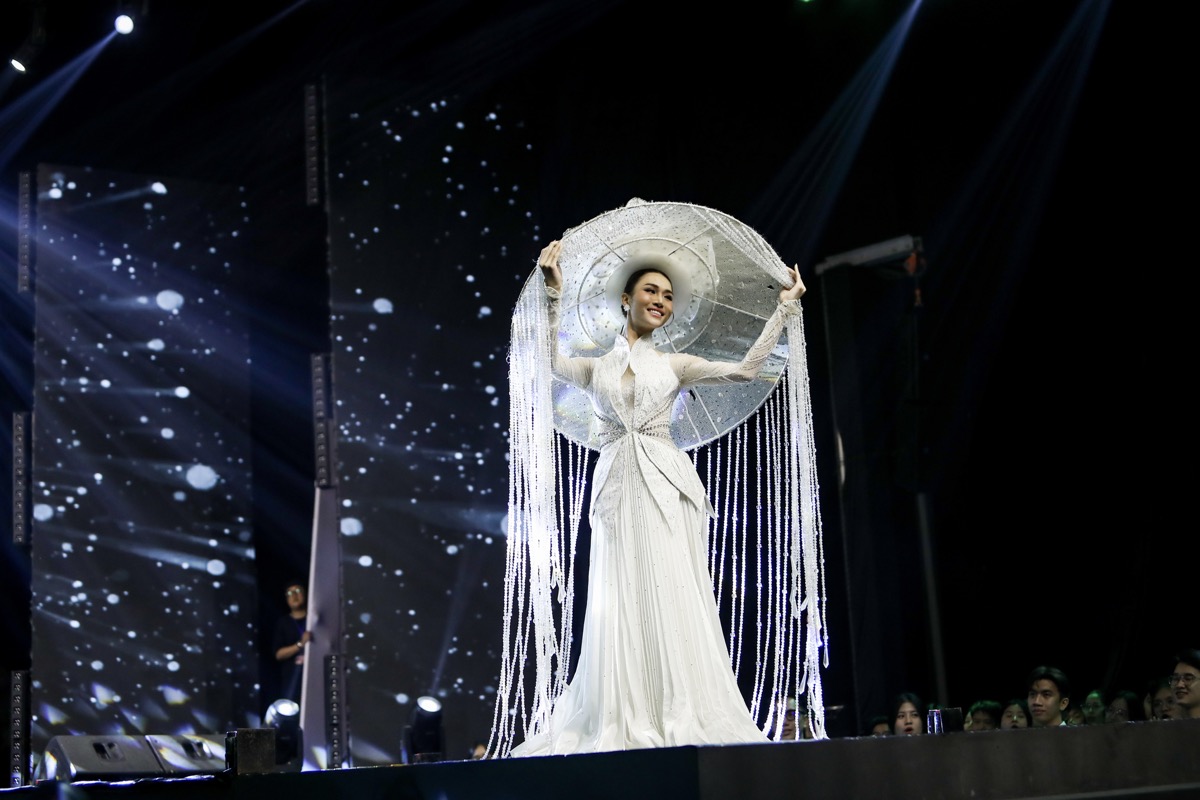 Trong phần trình diễn National Costume ở Tập 6, thí sinh Minh Anh gây ấn tượng khi xuất hiện trong trang phục “Điệu Sen” của Nhà thiết kế Nguyễn Trung Thành. Bộ trang phục được chế tác với sự kết hợp giữa áo dài, nón lá và sen, được lấy cảm hứng từ bạch liên, loài hoa được ví như người phụ nữ với vẻ đẹp thuần khiết và bất khuất.