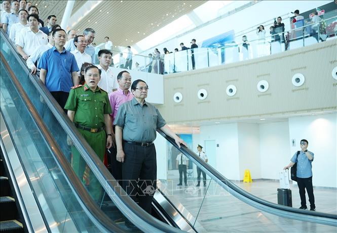 Thủ tướng Phạm Minh Chính thăm công trình Nhà ga T3, Cảng hàng không quốc tế Tân Sơn Nhất, Thành phố Hồ Chí Minh. Ảnh: Dương Giang - TTXVN