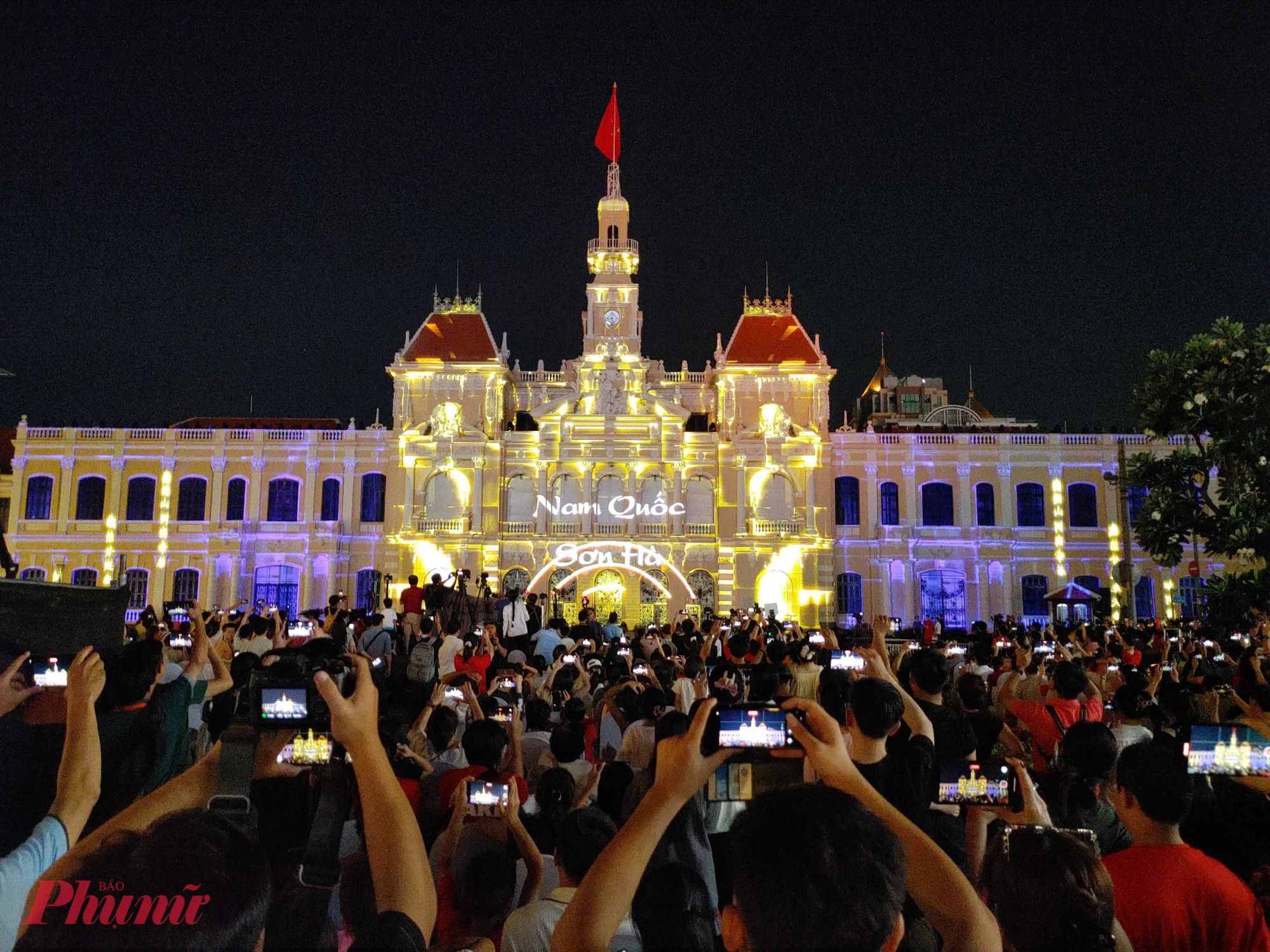 Người dân ghi lại những khoảnh khắc khi công trình UBND thành phố được khoác lên nhiều bức tranh sinh động, đẹp mắt