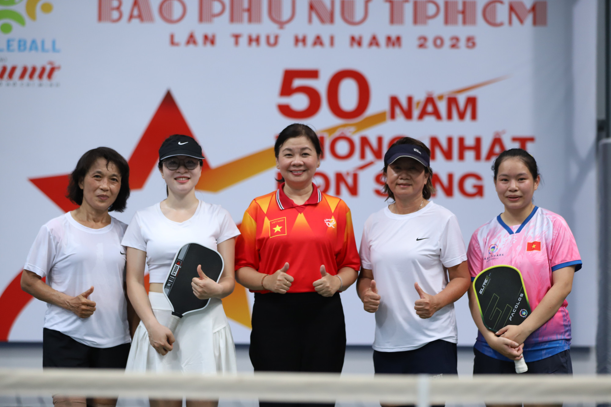 Bà Lý Việt Trung (giữa) - Tổng biên tập Báo Phụ nữ TPHCM chúc mừng 2 cặp đôi vào chung kết nội dung 6.0
