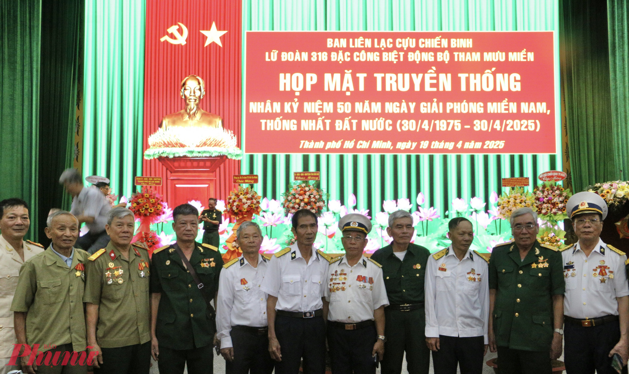Ký ức cầu Rạch Chiếc và cuộc hội ngộ xúc động của những người lính Lữ đoàn 316 Các cựu chiến binh Lữ đoàn 316 chụp ảnh gặp mặt kỷ niệm 50 năm Ngày Giải phóng miền Nam, thống nhất đất nước - Ảnh: Thanh Tâm