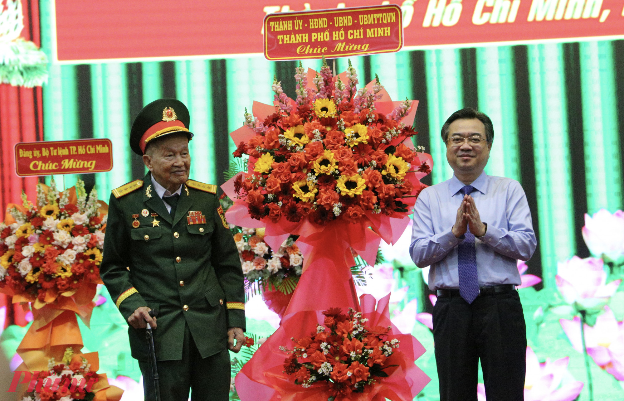 Ký ức cầu Rạch Chiếc và cuộc hội ngộ xúc động của những người lính Lữ đoàn 316 Ông Nguyễn Thanh Nghị – Phó Bí thư Thành ủy TPHCM tặng hoa cám ơn cho ông Nguyễn Văn Tàu - nguyên Chính ủy Lữ đoàn 316 - Ảnh: Thanh Tâm