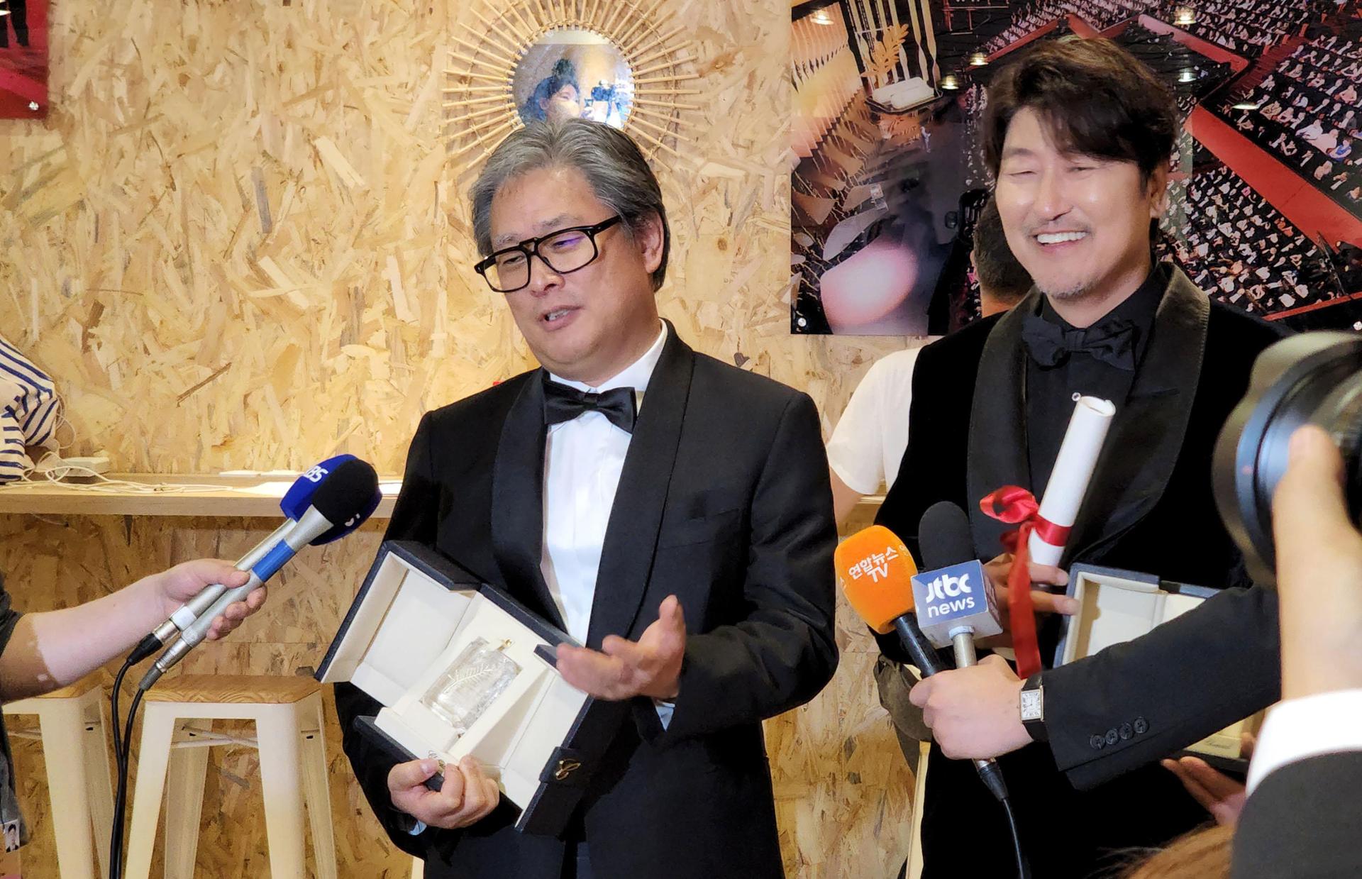 Lần đầu tiên sau 26 năm, phim Hàn "trượt chân" tại Cannes 2025: Điều gì đã xảy ra? Nhà làm phim Park Chan-wook, bên trái, người đã giành giải Đạo diễn xuất sắc nhất năm 2022 cho Quyết định rời đi, và nam diễn viên Song Kang-ho, người đã trở thành nam diễn viên Hàn Quốc đầu tiên giành giải Nam diễn viên chính xuất sắc nhất cho bộ phim Hàn Quốc năm 2022 Broker của Hirokazu Kore-eda