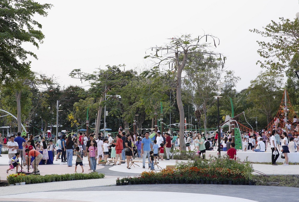 Đông đảo người dân và trẻ em đến vui chơi ngay khi Công viên P2 đi vào hoạt động -Ảnh: Phú Mỹ Hưng