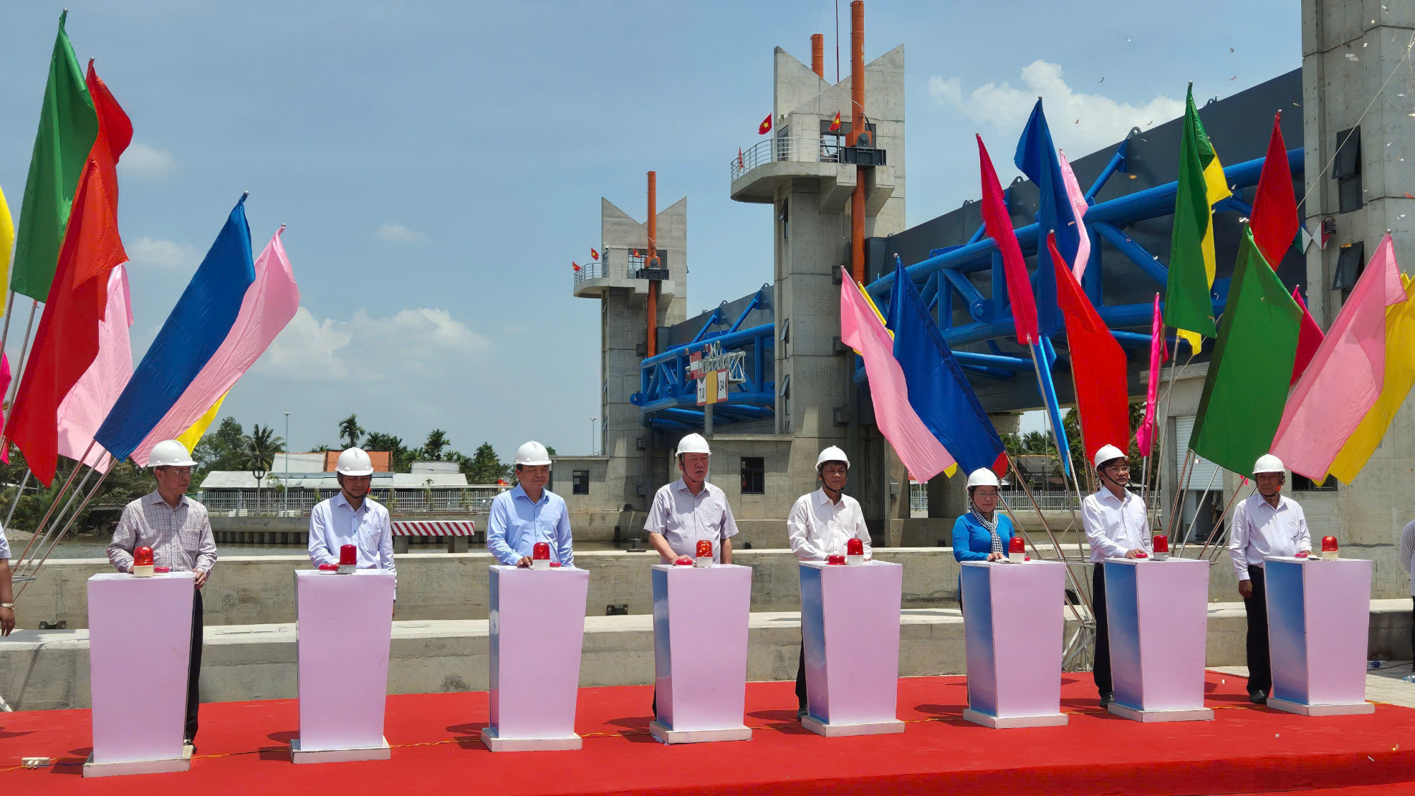 Nghi thức bấm nút khánh thành công trình Cống âu Rạch Mọp - Ảnh CTV