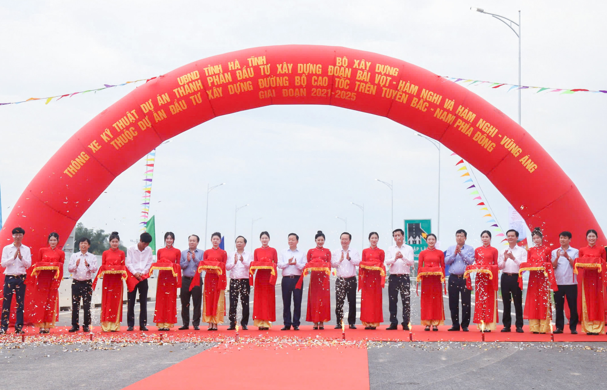 Phó Thủ tướng Chính phủ Trần Hồng Hà cùng lãnh đạo Bộ Xây dựng, tỉnh Hà Tĩnh và Nghệ An cắt băng thông xe kỹ thuật tại dự án cao tốc Bãi Vọt - Hàm Nghi - Ảnh: Khánh Trung