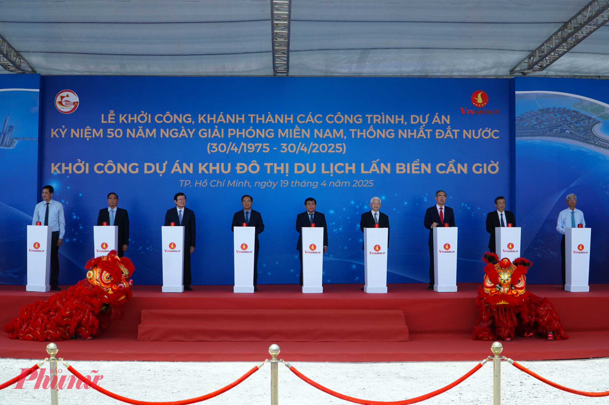 Các đại biểu thực hiện nghi thức bấm nút khởi công dự án - Ảnh: Vũ Quyền