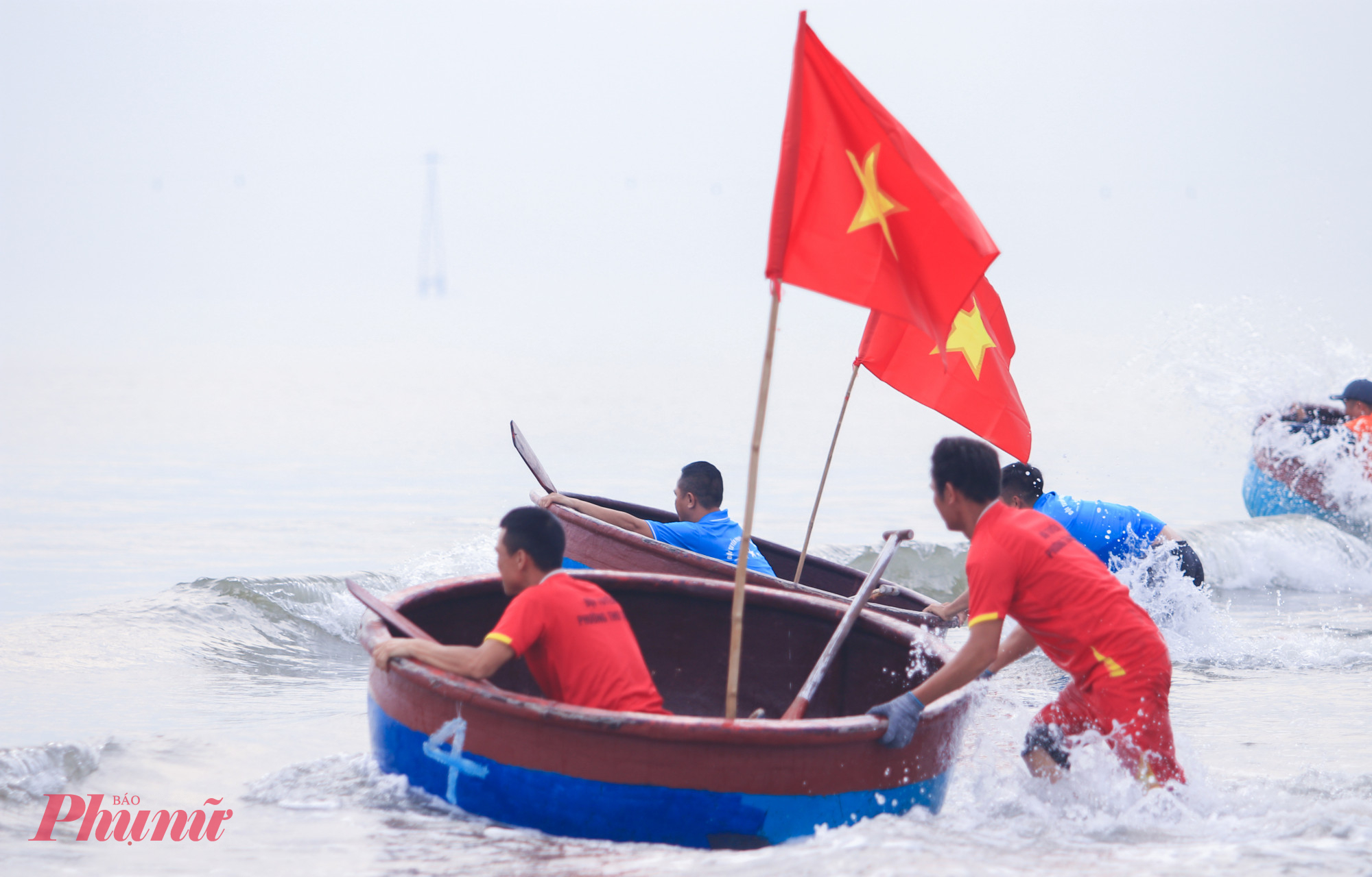Nghề đánh bắt cá bằng thuyền mủng không chỉ là hoạt động mưu sinh mà còn là một nét đẹp văn hóa độc đáo của người dân làng biển Cửa Lò. Những chiếc thuyền mủng lênh đênh mưu sinh trên biển nay cạnh tranh gay gắt trên đường đua khiến nhiều du khách thích thú.
