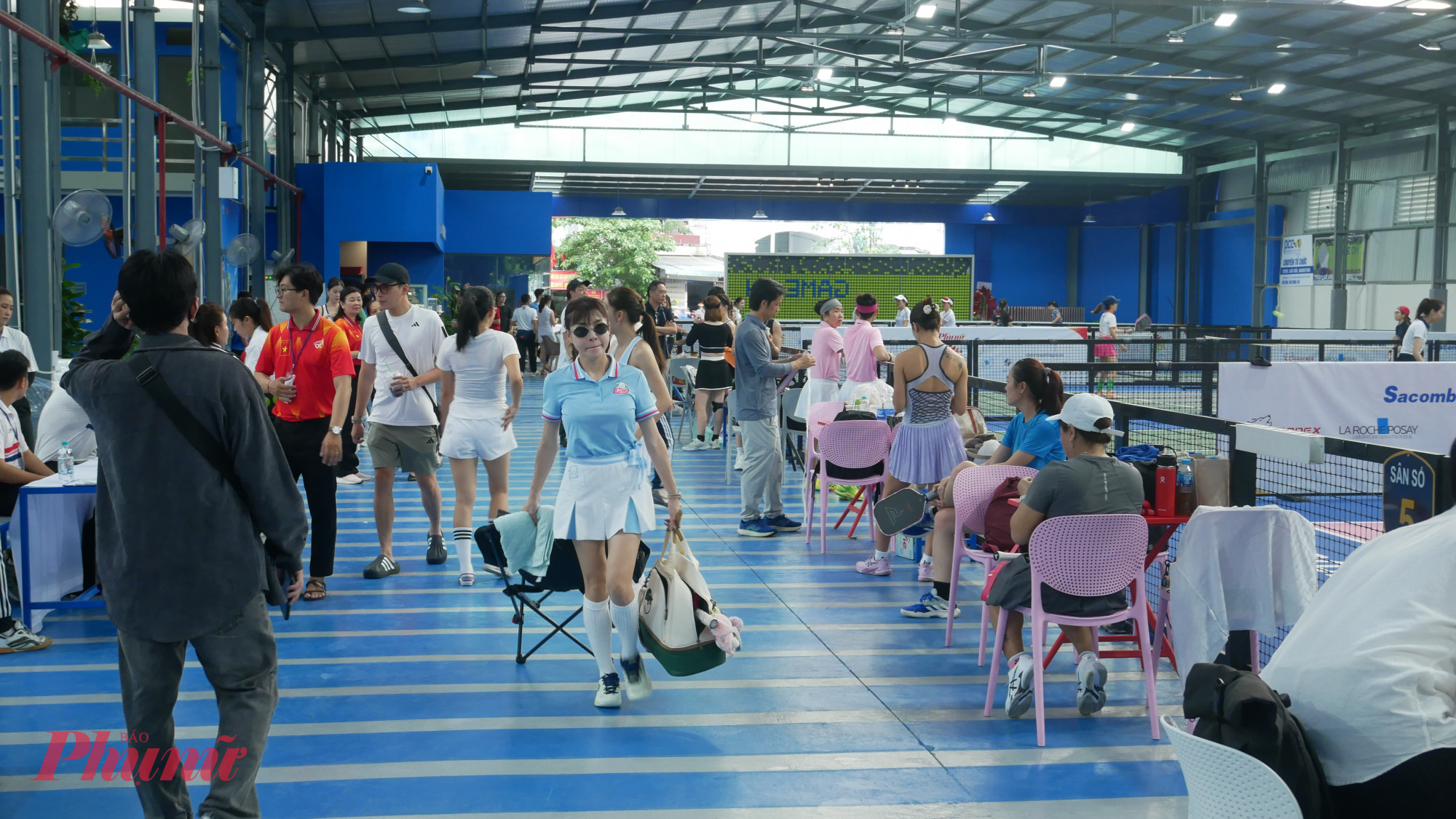 Không khí nhộn nhịp trên sân Tana trước giờ khai mạc