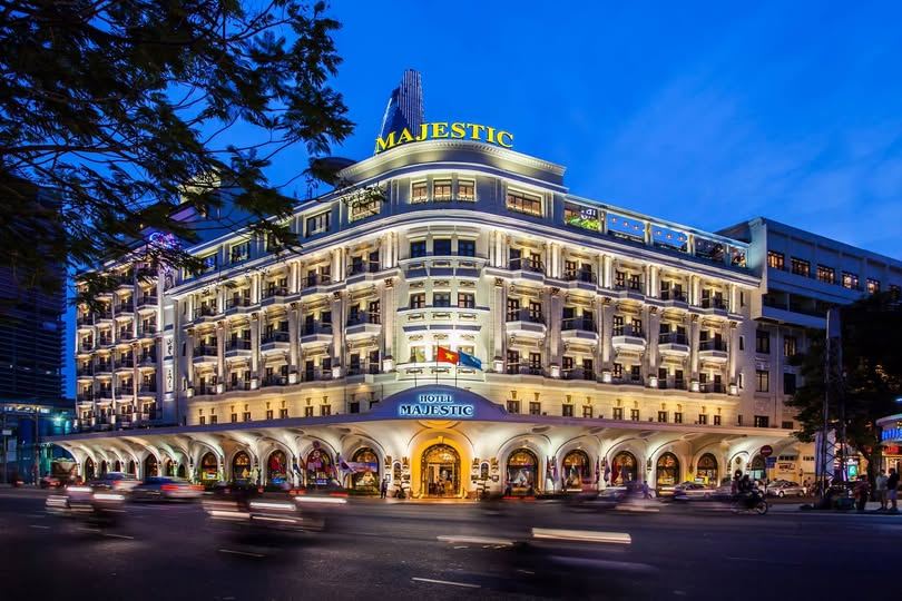 Tọa lạc trên tầng 8 khách sạn Majestic, M Bar sở hữu góc nhìn hướng ra sông Sài Gòn và trung tâm thành phố. Dịp lễ 30/4, nơi đây tổ chức buffet trong không gian mở, vừa ăn tối vừa chờ pháo hoa, mang đến trải nghiệm ẩm thực và ngắm cảnh tuyệt vời.