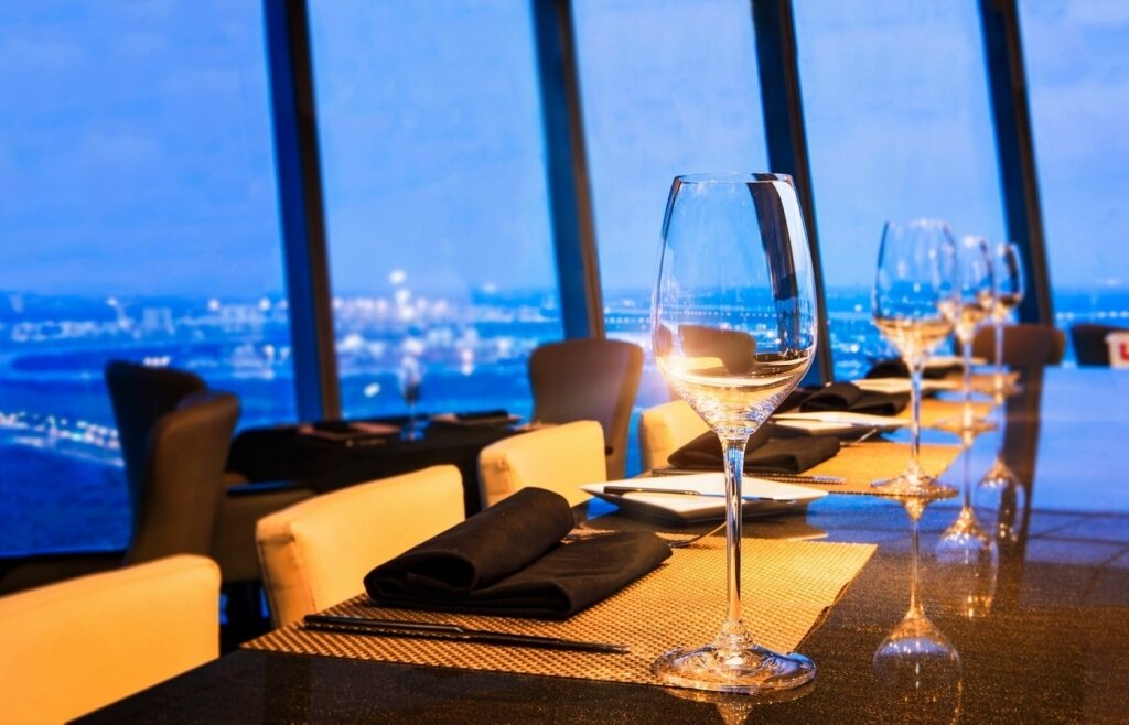 Toạ lạc trên tầng 51 Bitexco Financial Tower, EON51 Fine Dining hiện là nhà hàng cao nhất ở Sài Gòn sở hữu tầm nhìn khoáng đạt đến choáng ngợp. Nhà hàng được phân chia thành hai không gian ẩm thực Âu – Á riêng biệt và một khu vực bàn cao được biết đến với tên gọi Couple Café dành cho các cặp đôi muốn thưởng thức đồ uống và  chiêm ngưỡng toàn cảnh thành phố.