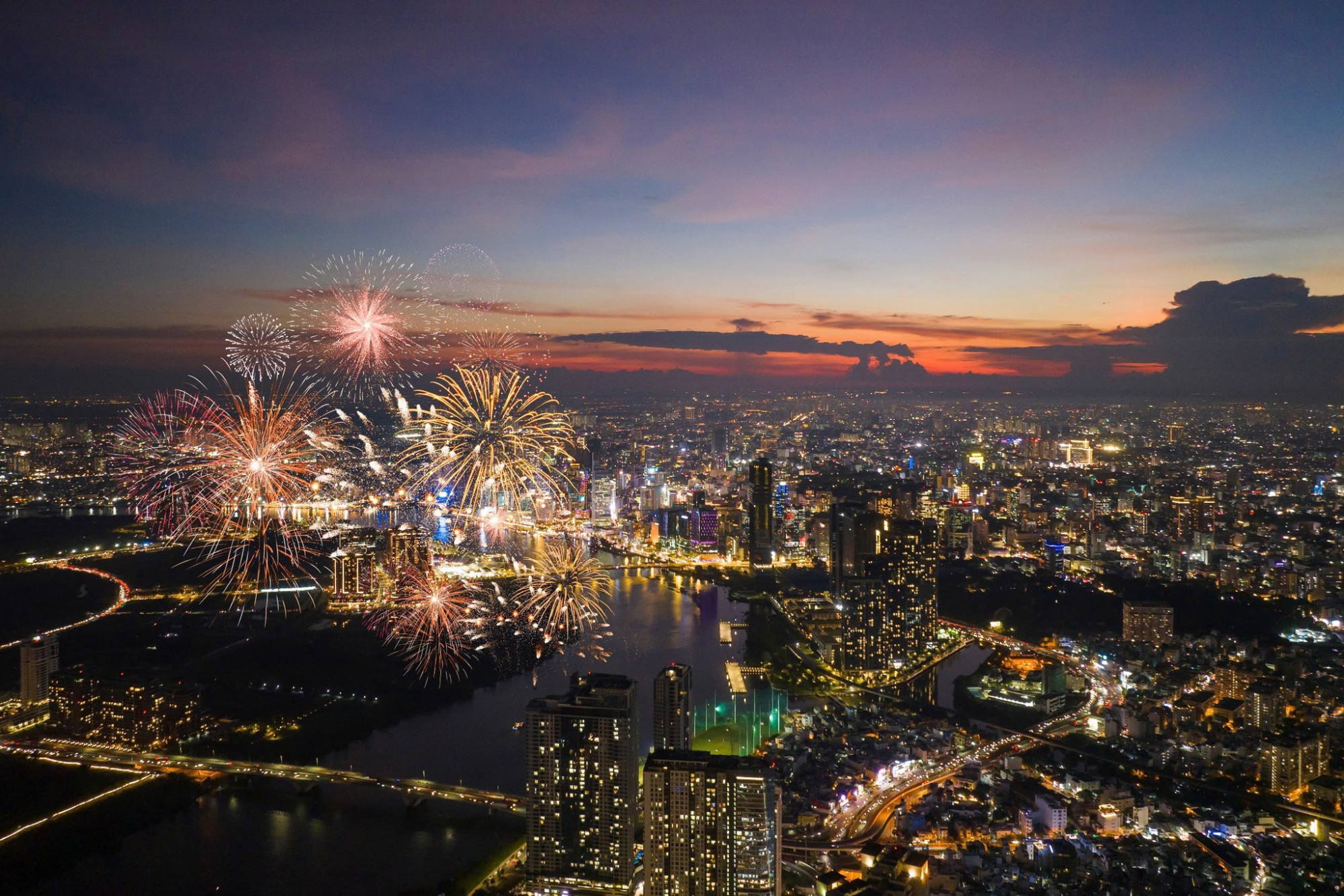 3. Oriental Pearl – Landmark 81 Nhà hàng tại tầng 66 Landmark 81 với thiết kế tường kính trong suốt, cho phép bạn chiêm ngưỡng toàn cảnh pháo hoa và thành phố lung linh về đêm. Thực đơn buffet hải sản cao cấp cùng dịch vụ chuyên nghiệp sẽ khiến bữa tối của bạn thêm phần hoàn hảo.