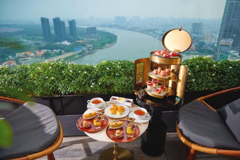 Tọa lạc tại tầng 40 khách sạn Hilton, Song Bar có không gian ngoài trời thoáng đãng, nhìn bao quát sông Sài Gòn và cầu tàu Bến Bạch Đằng. Đây là địa điểm lý tưởng để thưởng thức pháo hoa trung tâm thành phố với không khí sôi động.