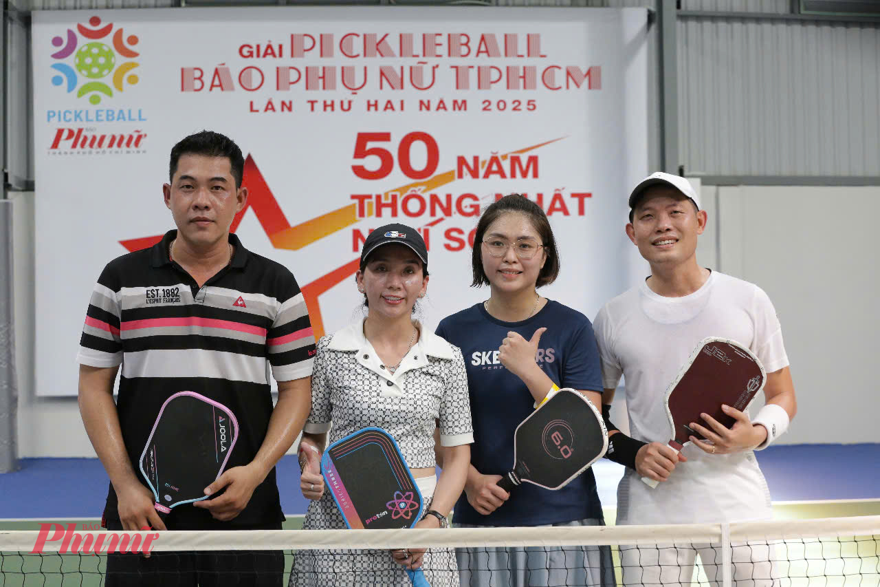 Hai đội chơi chụp ảnh lưu niệm trước giờ thi đấu 