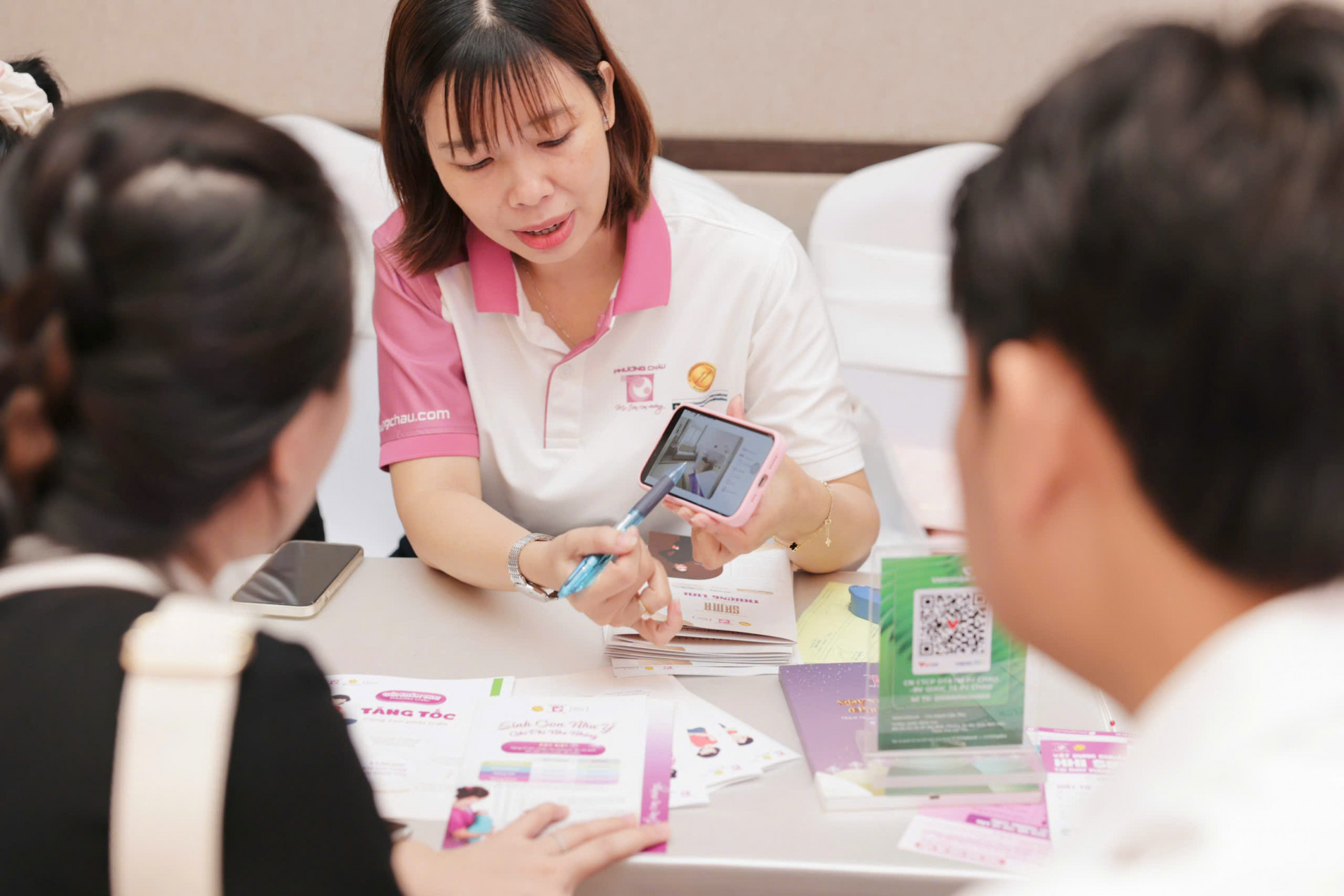 Tư vấn cho các cặp vợ chồng về chăm sóc thai kỳ... Ảnh: Hoàng Nhi 