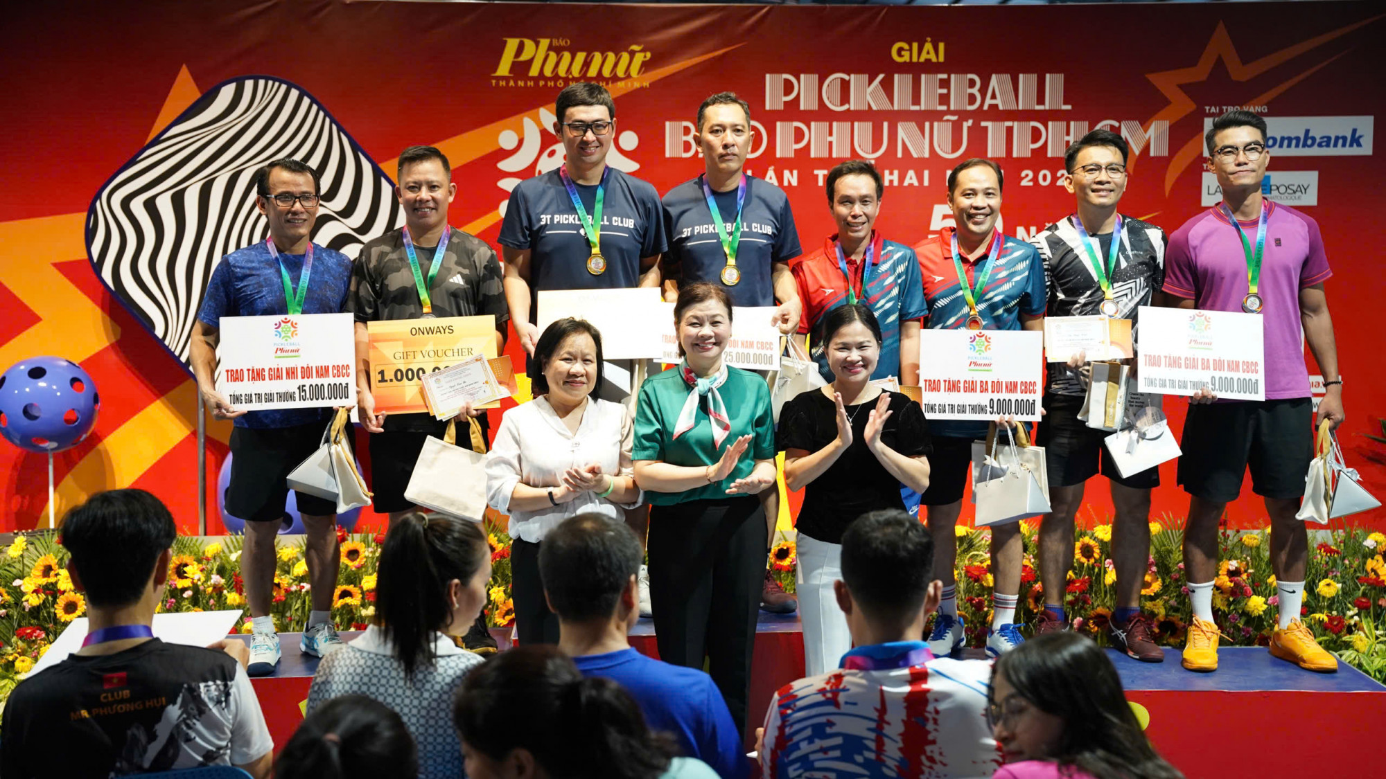 Hai cặp Thanh Minh, Tuấn Cương và Minh Định, Trọng Phi (thứ nhất và thứ hai từ phải qua) đồng hạn ba