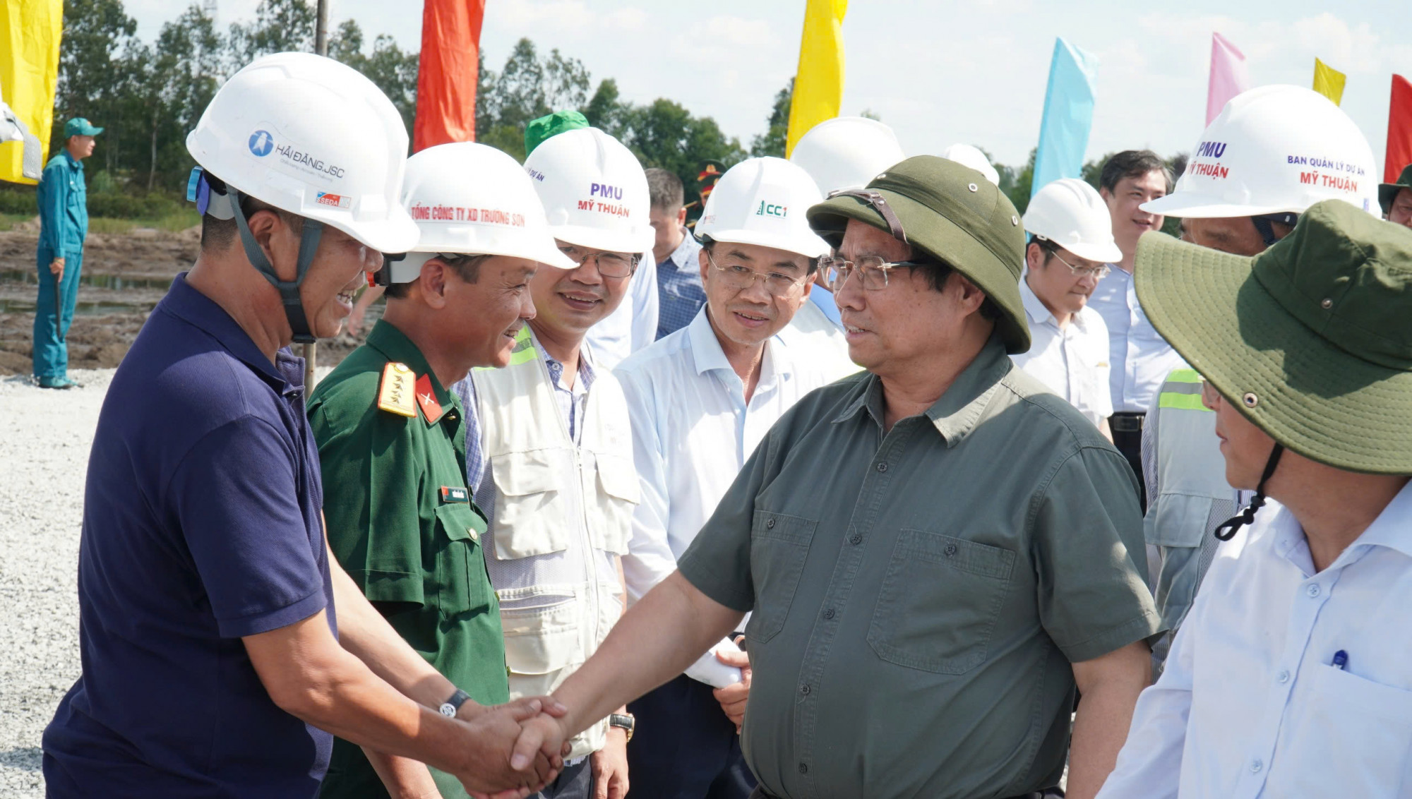 Thủ tướng Phạm Minh Chính động viên các đơn vị thi công dự án cao tốc Cần Thơ - Cà Mau. Ảnh: Hoàng Thịnh