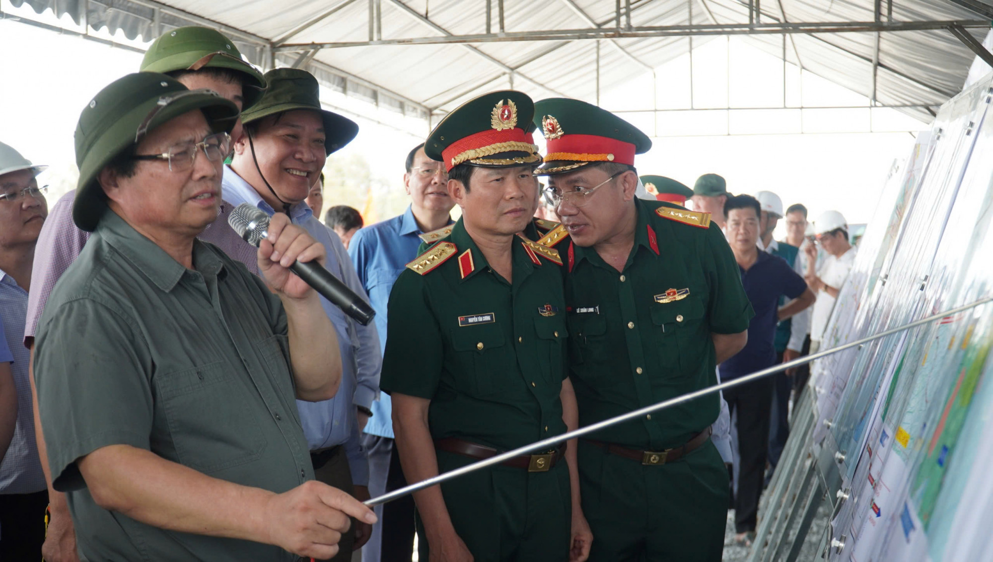 Thủ tướng Phạm Minh Chính chỉ đạo tại buổi kiểm tra dự án cao tốc đoạn đi qua địa bàn tỉnh Cà Mau. Ảnh: Hoàng Thịnh