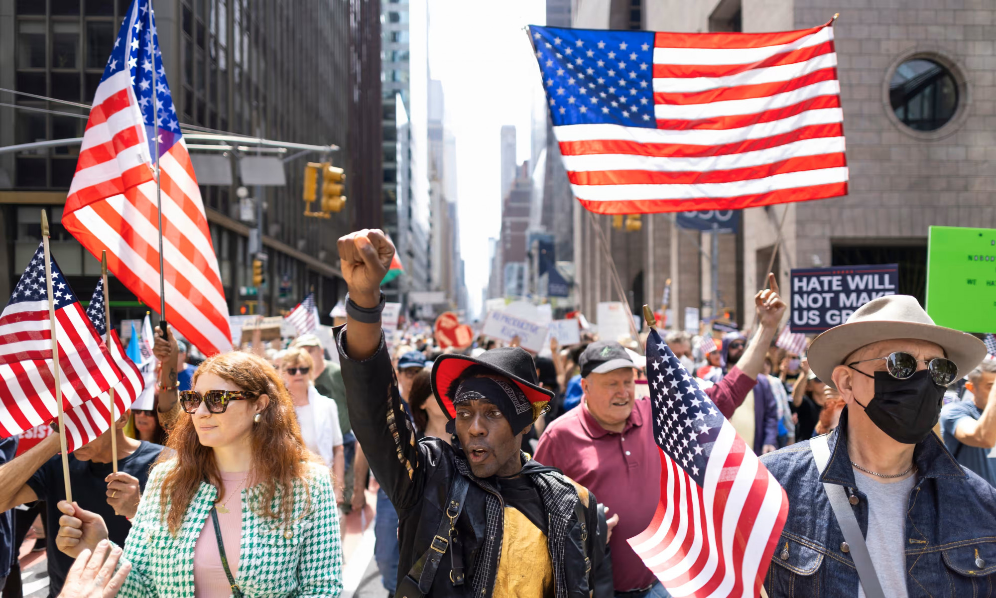 Một cuộc biểu tình phản đối các chính sách của chính quyền Tổng thống Trump tại Thành phố New York, vào ngày 19/4 - Ảnh: Justin Lane/EPA