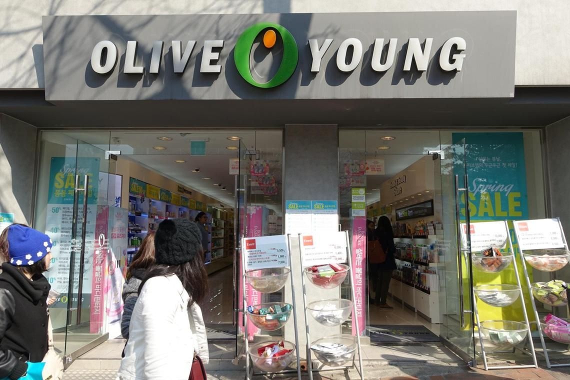 Người dân Mỹ đổ xô mua mỹ phẩm Hàn Quốc trước khi giá tăng do thuế Các cửa hàng Olive Young là một trong những nơi tốt để mua các sản phẩm làm đẹp hiệu quả nhưng giá cả phải chăng tại Hàn Quốc - Ảnh: WENDY TEO/Straits Times