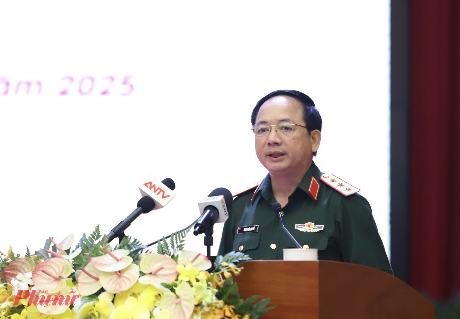 Thượng tướng Trịnh Văn Quyết – Bí thư Trung ương Đảng, Ủy viên Thường vụ Quân ủy Trung ương, Chủ nhiệm Tổng cục Chính trị Quân đội Nhân dân Việt Nam phát biểu tại hội nghị. 