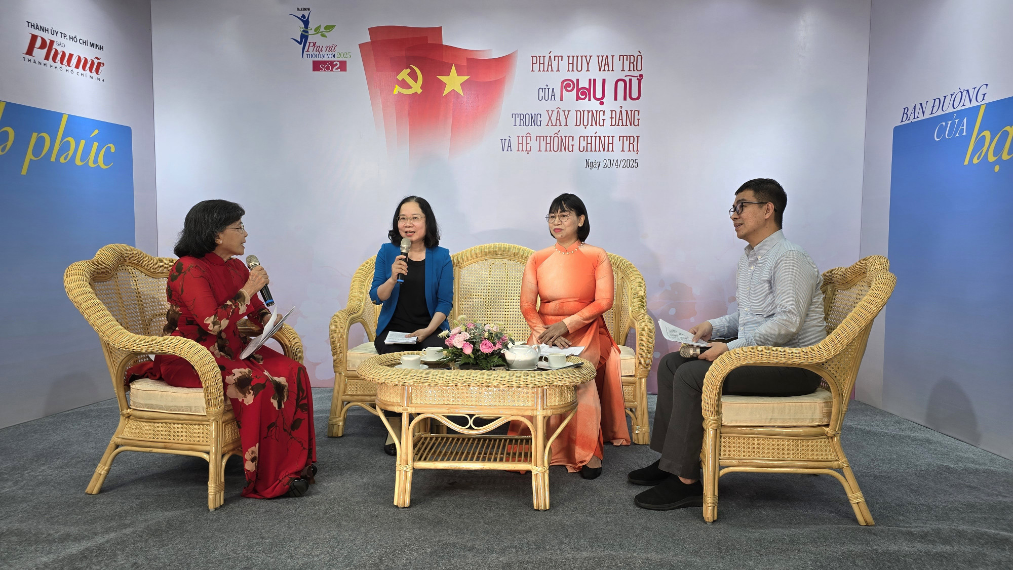 Bà Phạm Phương Thảo - nguyên Phó bí thư Thành ủy, nguyên Chủ tịch HĐND TPHCM; bà Thái Thị Bích Liên - Phó trưởng Ban tổ chức Thành ủy TPHCM; bà Trần Thị Phương Hoa - Phó chủ tịch Hội LHPN TPHCM; tiến sĩ Nguyễn Hữu Sơn (Học viện Cán bộ TPHCM) tham gia chương trình