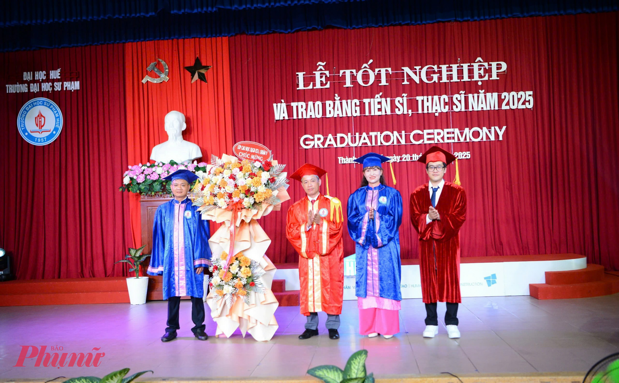 Trao bằng cho các tân thạc sĩ
