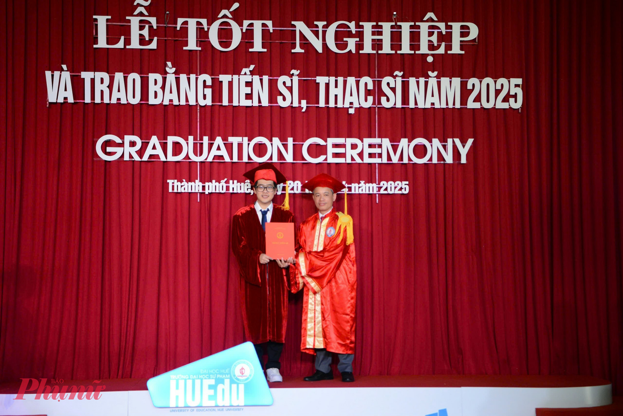 TS. Lê Hồ Sơn – Hiệu trưởng nhà trường Trao bằng tiến sĩ cho nghiên cứu sinh 