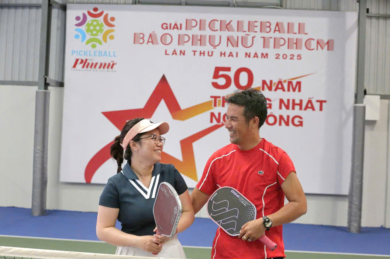 Nụ cười của đôi chiến thắng chứa đựng cả niềm hạnh phúc, sự tin tưởng, yêu thương