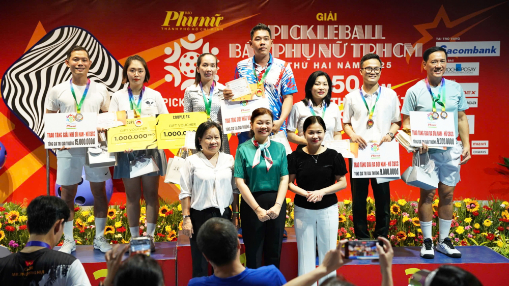 Giải pickleball Báo Phụ nữ TPHCM lần thứ hai - năm 2025 - Góp thêm hương sắc cho ngày hội non sông Ban tổ chức trao giải cho các vận động viên đoạt giải nội dung thi đấu Đôi nam - nữ cán bộ, công chức - ẢNH: THÀNH LÂM