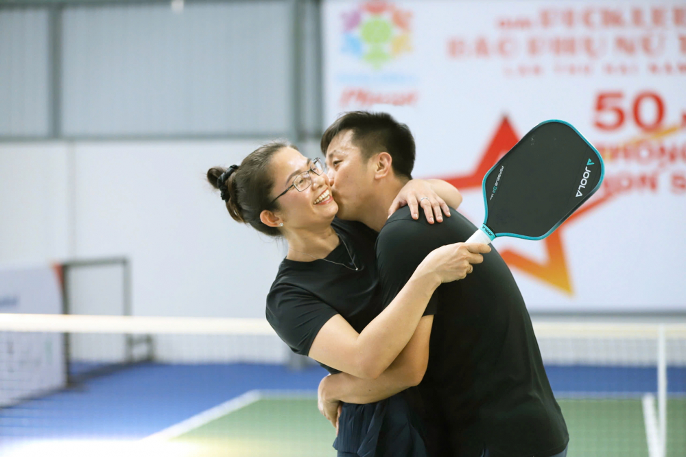 Giải pickleball Báo Phụ nữ TPHCM lần thứ hai - năm 2025 - Góp thêm hương sắc cho ngày hội non sông Khoảnh khắc hạnh phúc của đôi vận động viên Trần Minh Mẫn - Châu Thị Tiên khi vô địch ở nội dung thi đấu Đôi vợ - chồng trên 45 tuổi - ẢNH: THÀNH LÂM