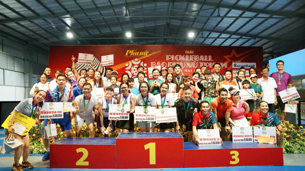 Giải pickleball Báo Phụ nữ TPHCM lần thứ hai - năm 2025 - Góp thêm hương sắc cho ngày hội non sông Ban tổ chức cùng đại diện các vận động viên đoạt giải 10 nội dung thi đấu Giải pickleball Báo Phụ nữ TPHCM lần thứ hai - năm 2025 “50 năm thống nhất non sông” - ẢNH: NGUYỄN QUANG