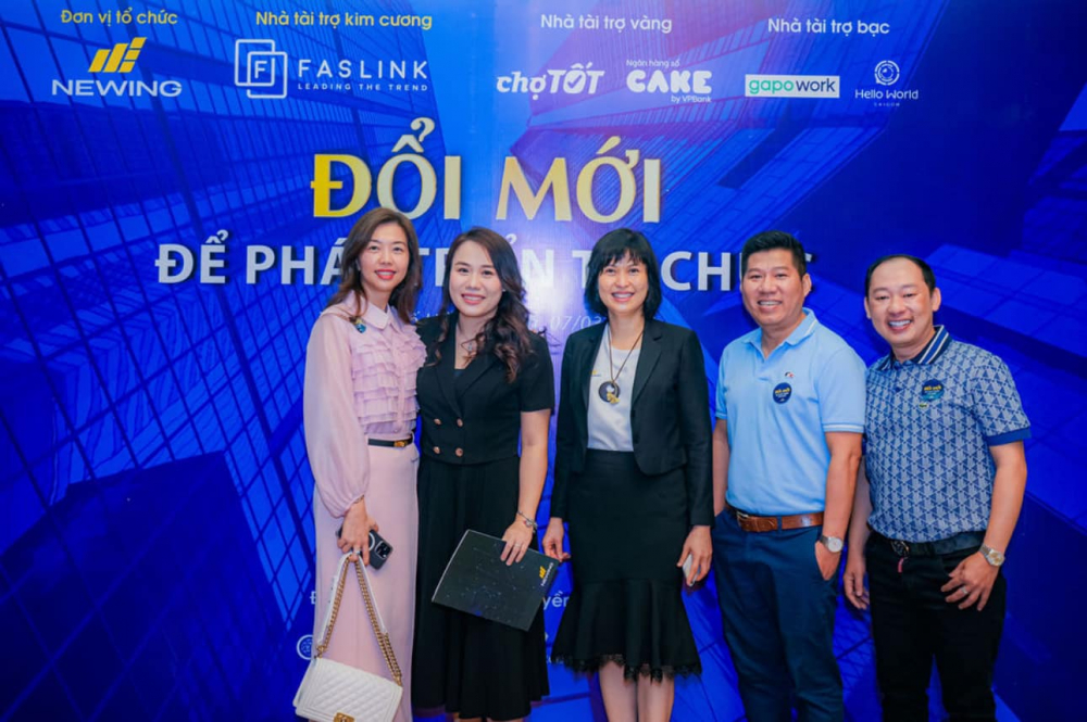 “Ước mơ dang dở của má là động lực để tôi sống giàu” Doanh nhân Nguyễn Thị Minh Giang (thứ hai bìa trái sang) cùng các đồng nghiệp tham dự diễn đàn “Đổi mới để phát triển tổ chức”