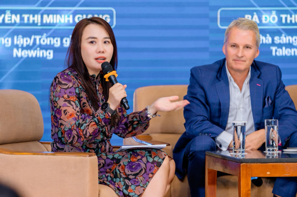 “Ước mơ dang dở của má là động lực để tôi sống giàu” Doanh nhân Nguyễn Thị Minh Giang (bìa trái) là diễn giả quen thuộc tại các diễn đàn về văn hóa doanh nghiệp