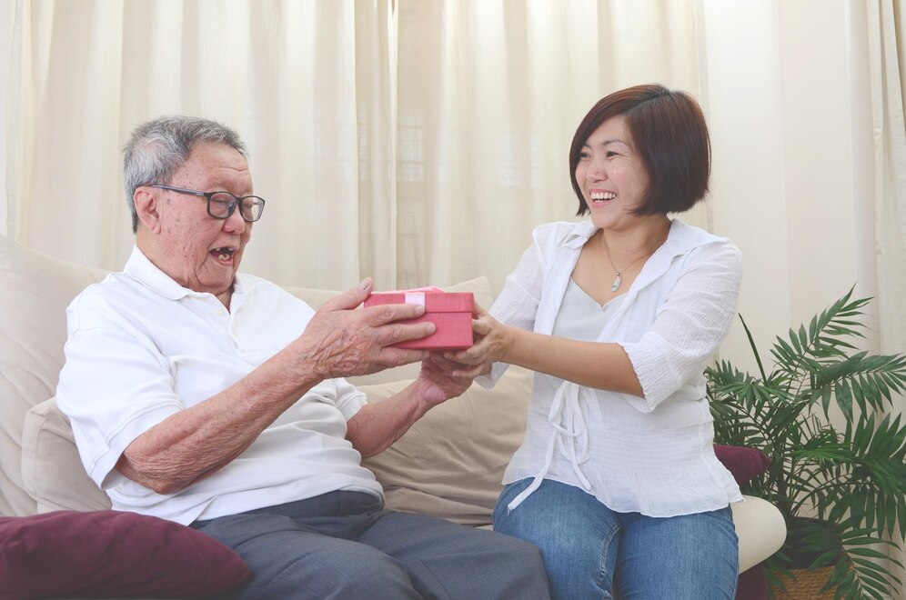Tặng cho người già sữa, dinh dưỡng, mỹ phẩm, thuốc... cần hết sức cẩn trọng - Ảnh Freepik