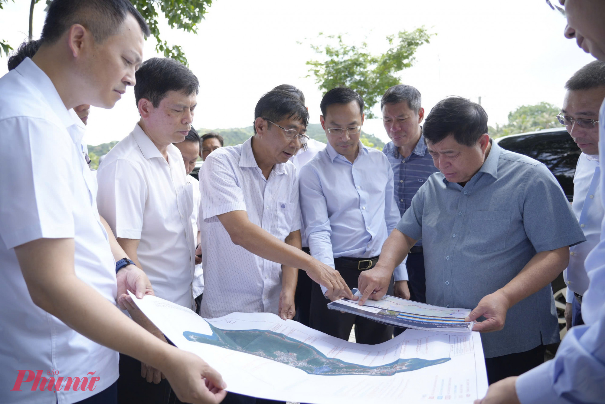 Phó Thủ tướng Nguyễn Chí Dũng kiểm tra đầu tư đường ĐT975 - Ảnh T.H