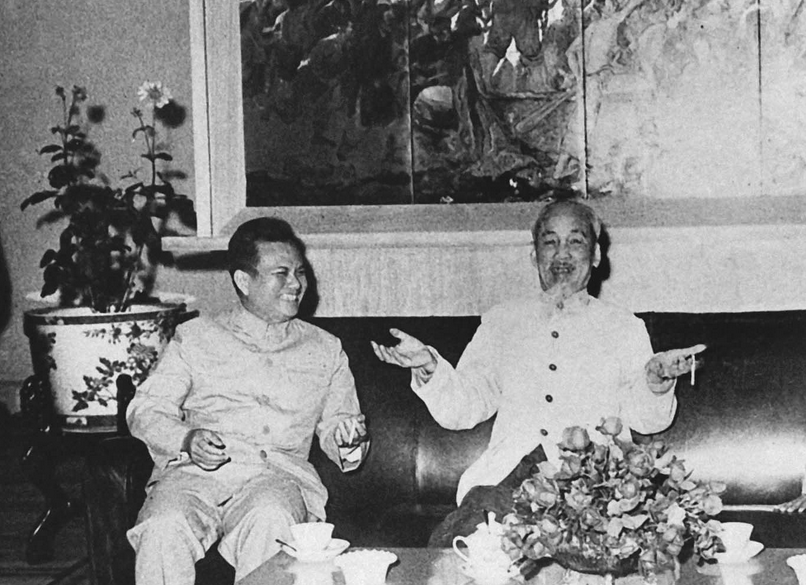 Chủ tịch Hồ Chí Minh và Chủ tịch nước Cộng hòa dân chủ nhân dân Lào Kaysone Phomvihane . Ảnh tư liệu