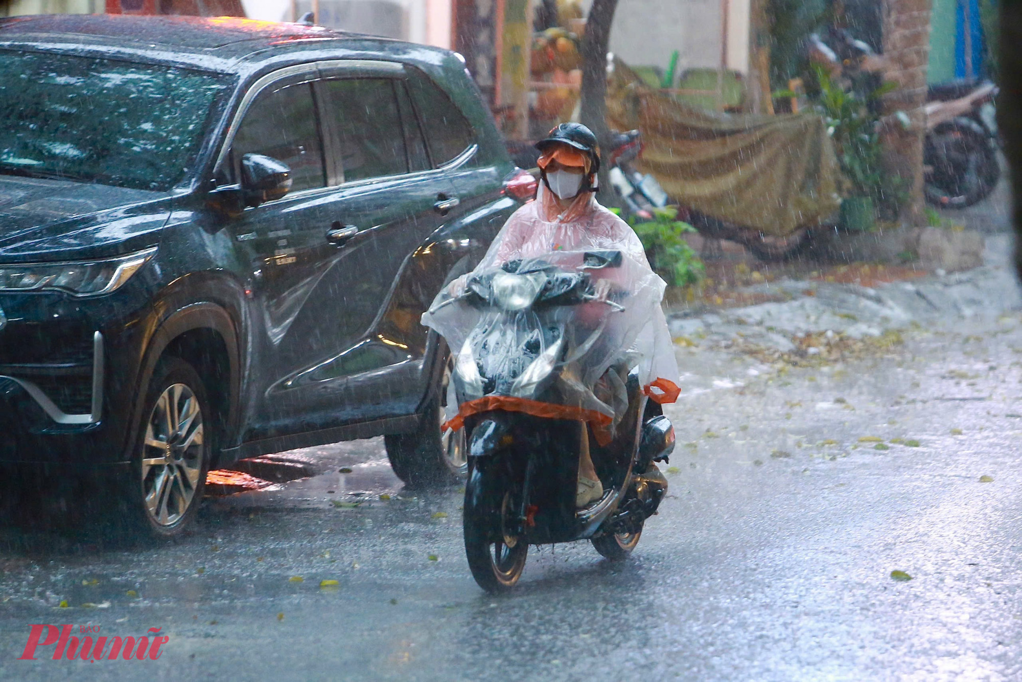 Mưa trên đường phố Hà Nội xua tan cái nóng trong chiều 21/4.