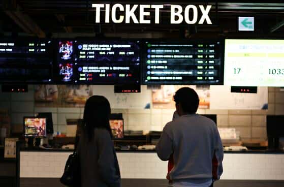 Khán giả mua vé tại rạp chiếu phim CGV ở quận Yongsan, trung tâm Seoul, vào ngày 19 tháng 2. Ảnh: Yonhap 