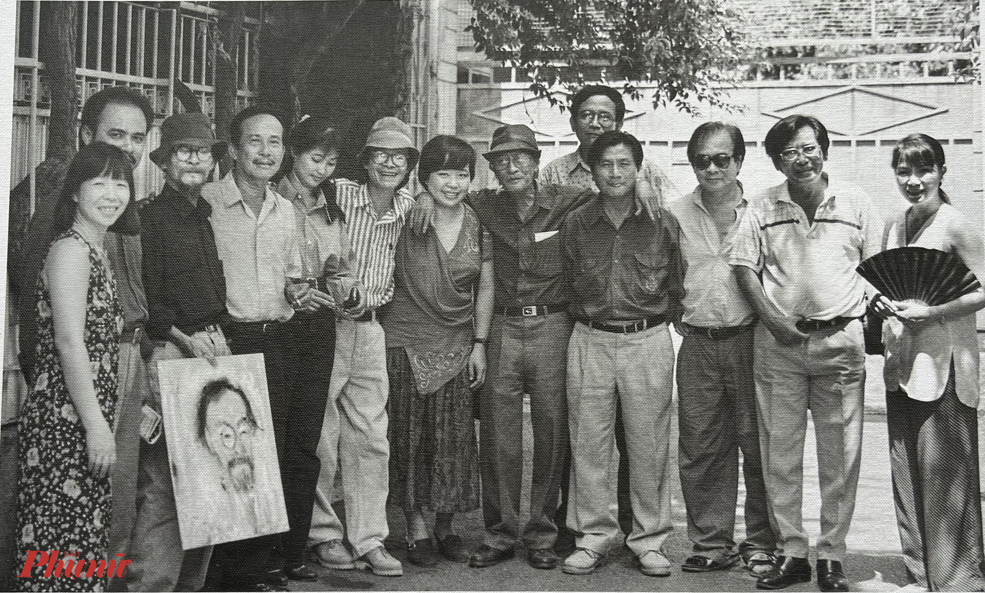 Nhạc sĩ Trịnh Công Sơn trong dịp tụ họp bạn bè vào năm 1996 tại nhà riêng - Ảnh chụp lại ảnh tư liệu của nhiếp ảnh gia Dương Minh Long