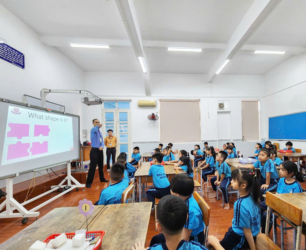 Bài 2: Tiếng Anh trở thành ngôn ngữ thứ hai trong trường học Học sinh lớp Hai Trường tiểu học Hòa Bình (quận 1) học toán bằng tiếng Anh - ẢNH: T.H.