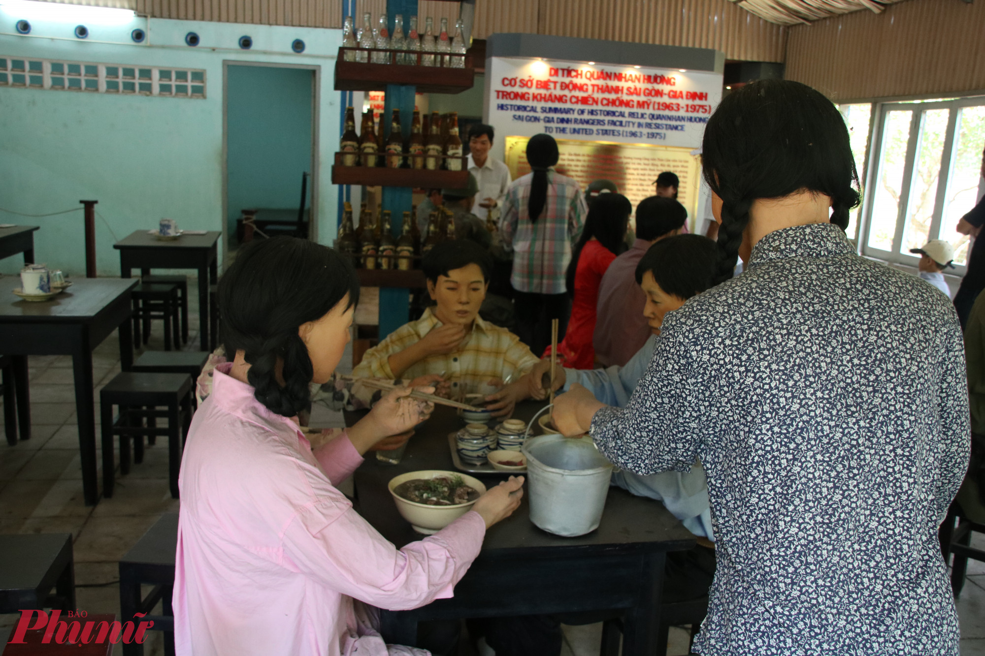 Quán Nhan Hương, căn cứ bí mật của biệt động Sài Gòn giữa Thảo Cầm Viên Mô hình người và cảnh vật trong quán được dựng lại theo kích thước thật, tái hiện vẻ nhộn nhịp của một thời đã qua – Ảnh: Thanh Tâm