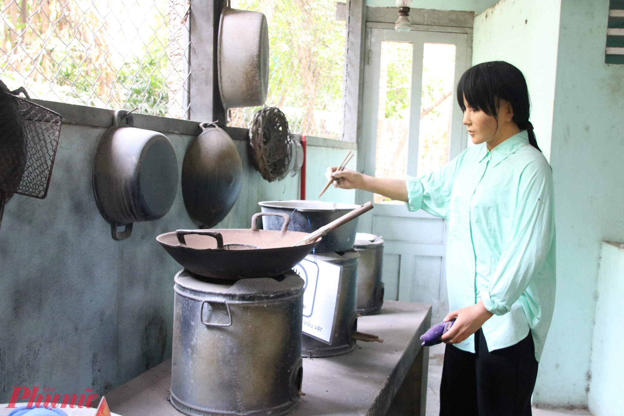 Quán Nhan Hương, căn cứ bí mật của biệt động Sài Gòn giữa Thảo Cầm Viên Bên cạnh giá trị lịch sử, không gian quán còn giới thiệu nét sinh hoạt, phong cách ẩm thực đặc trưng của người Sài Gòn xưa – Ảnh: Thanh Tâm