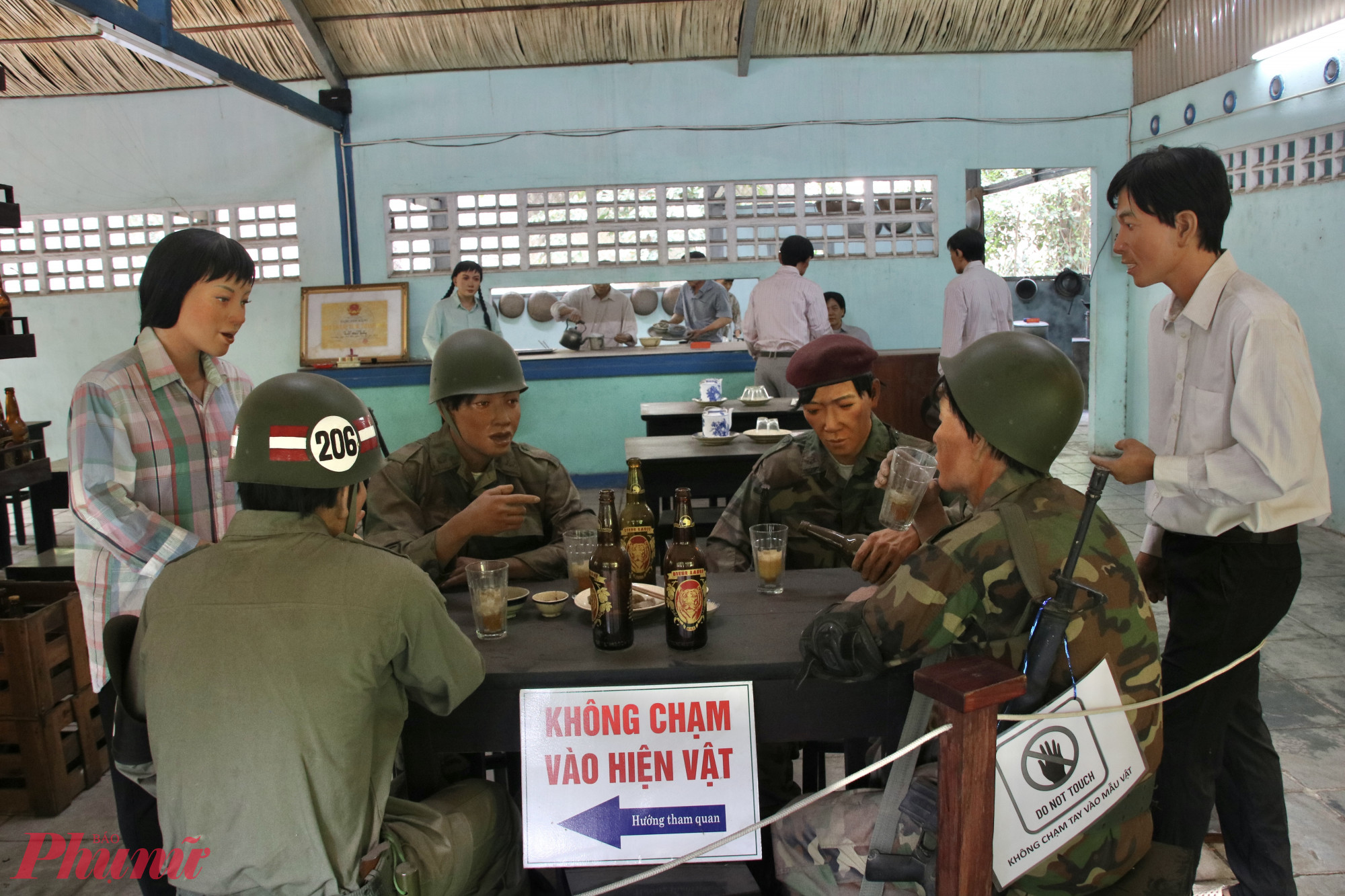 Quán Nhan Hương, căn cứ bí mật của biệt động Sài Gòn giữa Thảo Cầm Viên Không gian quán thời xưa được tái hiện sống động với mô hình thực khách, quân lính, người phục vụ và các món ăn đặc trưng – Ảnh: Thanh Tâm