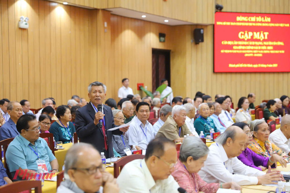 Ông Trần Nhật Nghĩa - cựu tù Côn Đảo - nêu ý kiến tâm huyết - Ảnh: Phùng Huy 