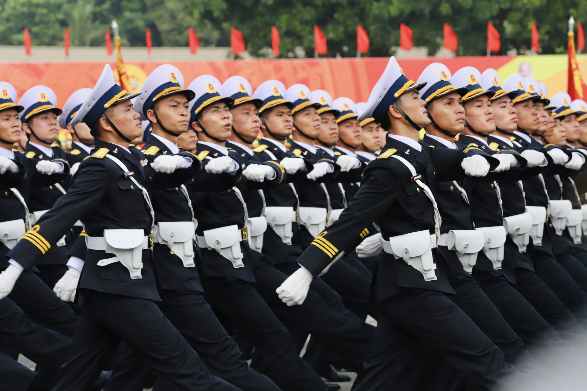 Gieo mầm yêu sử Việt trong những ngày tháng Tư lịch sử Những hình ảnh luyện tập diễu binh luôn thu hút những người trẻ. Ảnh Thành Lâm