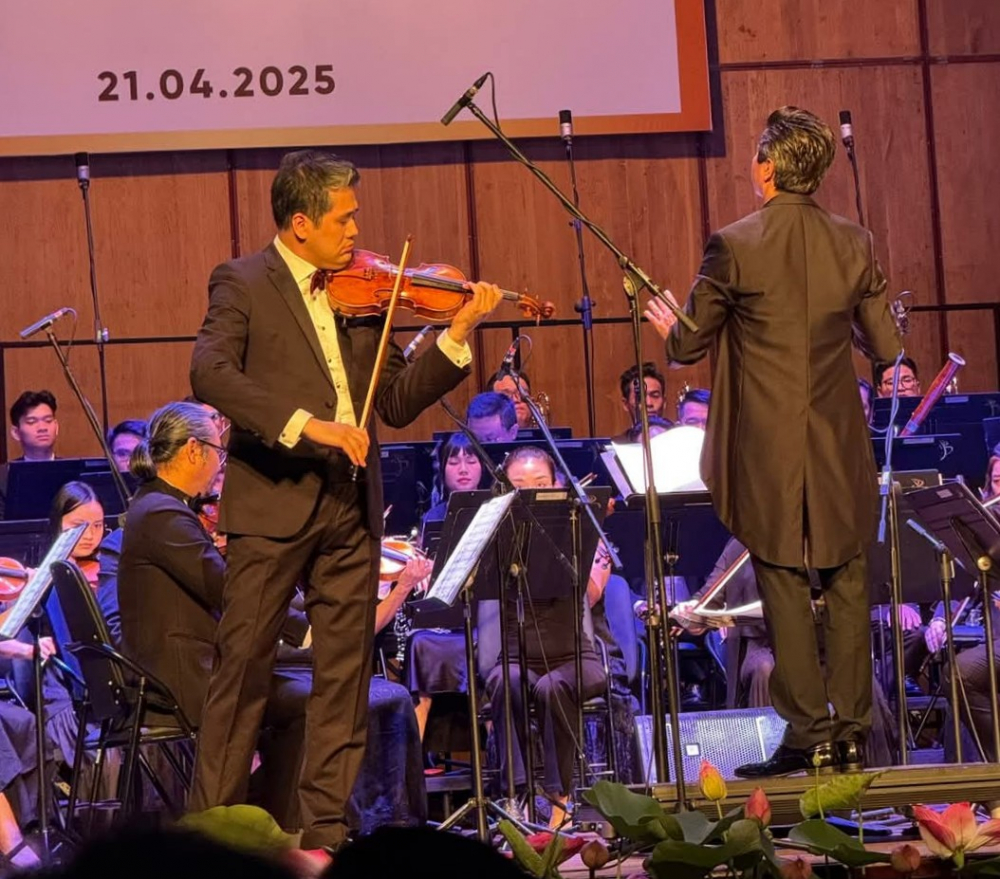 Tài danh violin - NSND Bùi Công Duy biểu diễn trong chương trình.